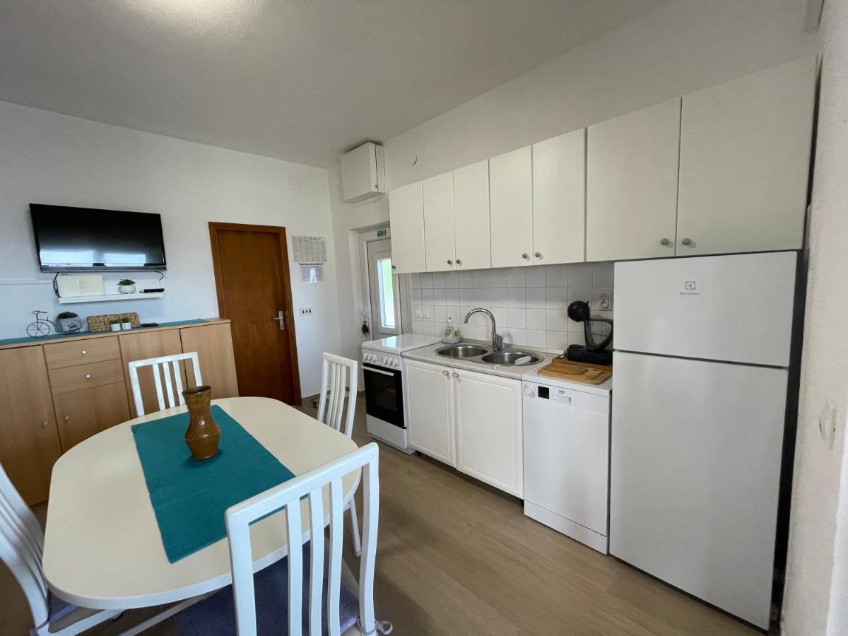 Apartman Emilija Vinišće Екстериор снимка